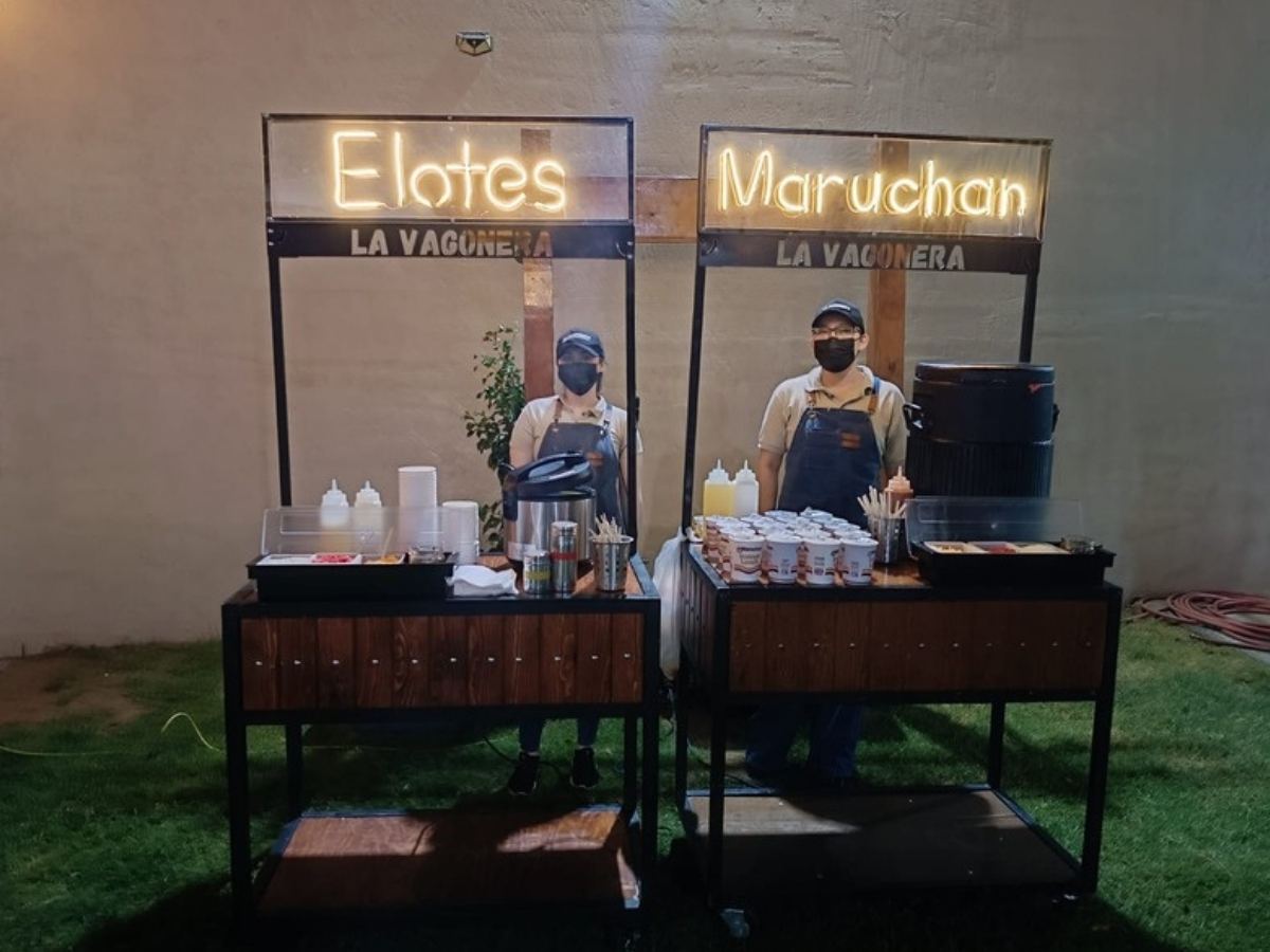 Carritos de elotes y maruchan de La Vagonera listos para un evento