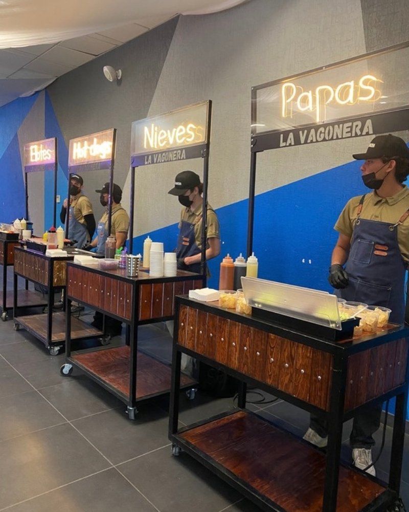 Fila de carritos de La Vagonera: elotes, hot dogs, nieves y papas