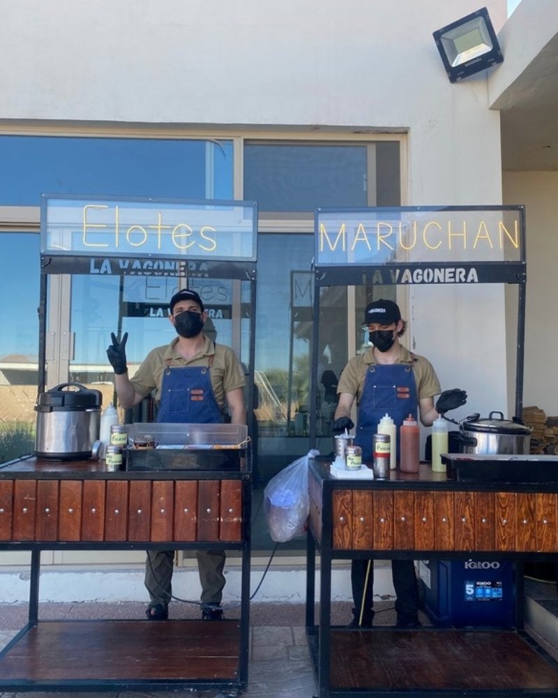 Carritos de elotes y maruchan de La Vagonera en un evento de día