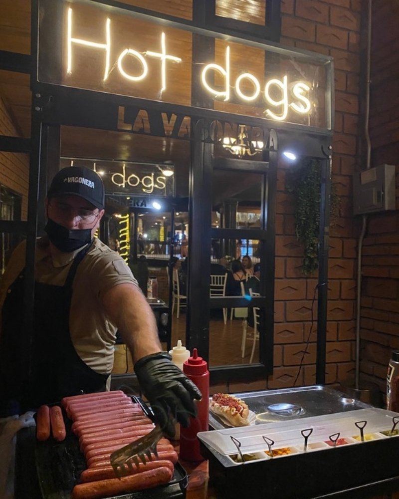 Hot dogs preparándose en el carrito de La Vagonera en un salón