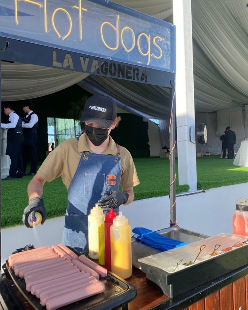 Carrito de hot dogs de La Vagonera en una boda bajo carpa