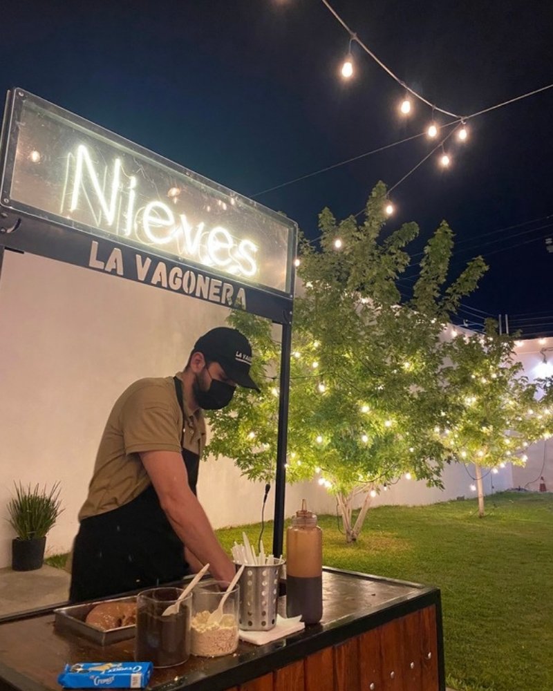 Carrito de nieves de La Vagonera de noche en un jardín