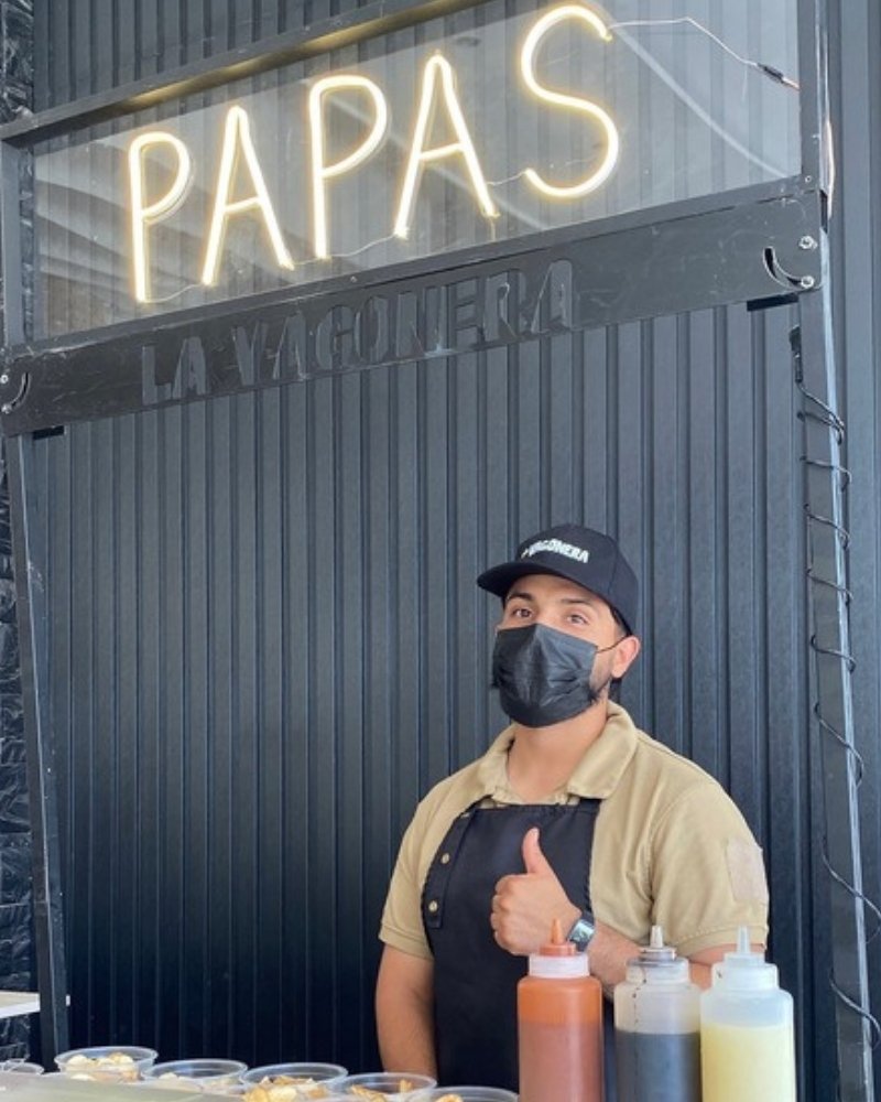 Carrito de papas locas de La Vagonera con vasos listos para servir