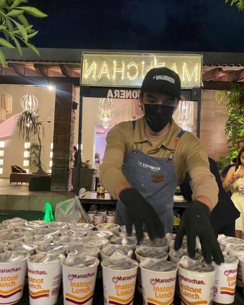 Carrito de maruchan de La Vagonera con vasos preparados