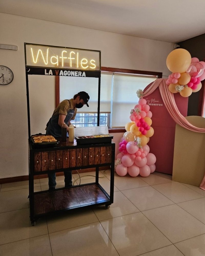 Carrito de waffles de La Vagonera en una fiesta con globos